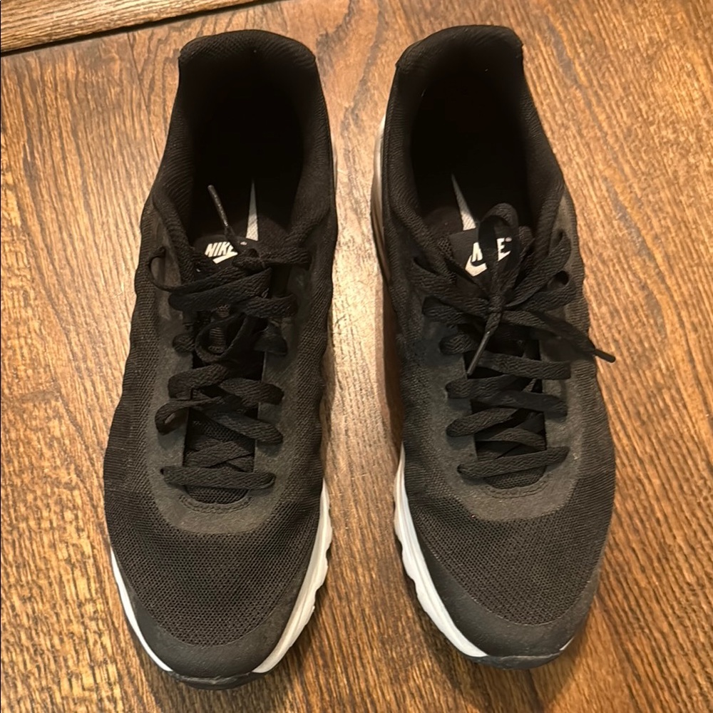 Nike Black and White Streamlined Athletic Shoes